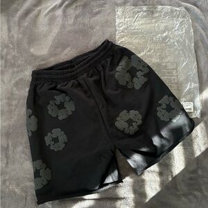 Denim Tears Cotton Wreath Shorts
Size L